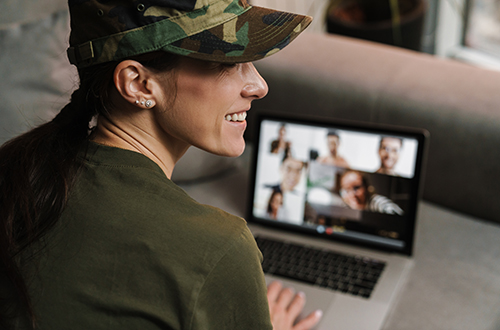 Bundeswehr-Soldatin, die per Laptop an einer Videokonferenz teilnimmt.